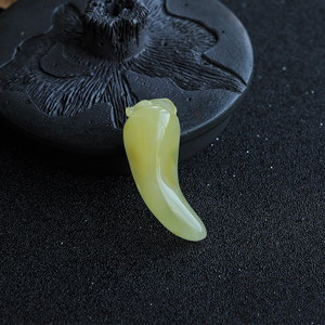 小辣椒蜜蜡吊坠