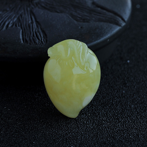 满蜜桃子吊坠