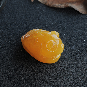鸡油黄蜜蜡金鱼挂件