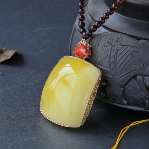 18K金镶嵌蜜蜡牌子