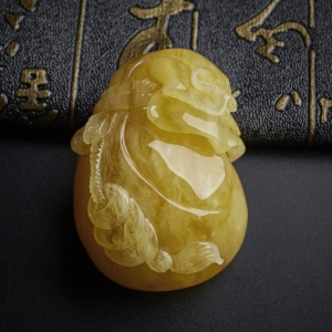 鸡油黄满蜜钱袋吊坠