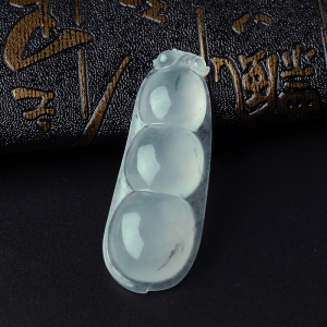 冰种飘花翡翠四季豆吊坠