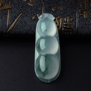 冰种飘花翡翠四季豆吊坠