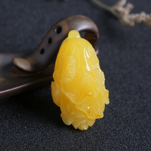 蜜蜡白菜吊坠