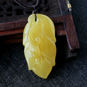 满黄蜜蜡树叶吊坠