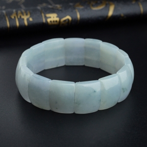 糯种浅绿翡翠手牌