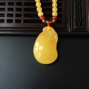 鸡油黄蜜蜡福瓜吊坠