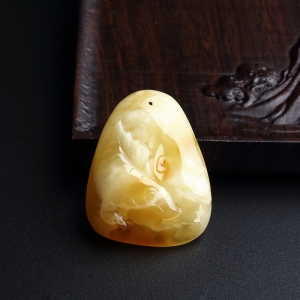 黄白蜜蜡鲤鱼吊坠