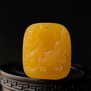 鸡油红蜜蜡仙鹤吊坠