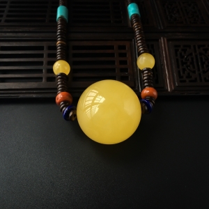 鸡油黄蜜蜡圆珠项链