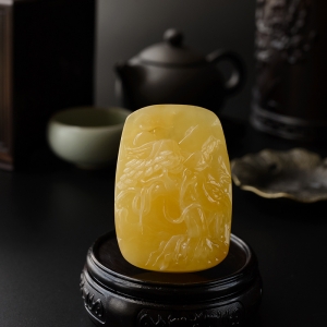鸡油黄蜜蜡仙鹤吊坠
