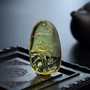 金珀仙鹤吊坠