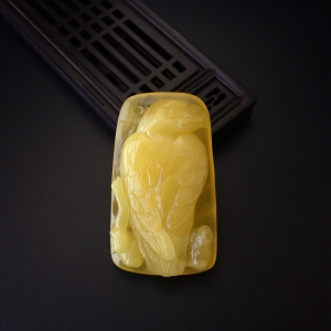 鸡油黄蜜蜡老鹰吊坠
