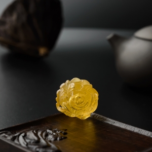 金包蜜鸡油黄蜜蜡牡丹吊坠