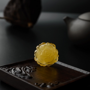 金包蜜鸡油黄蜜蜡牡丹吊坠