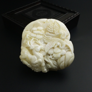 白蜜鹤鹿同春吊坠