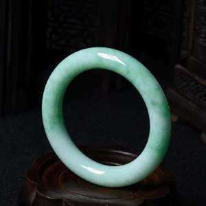 56.5糯种白底带绿翡翠圆镯
