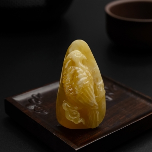 金包蜜鸡油黄蜜蜡鹰吊坠