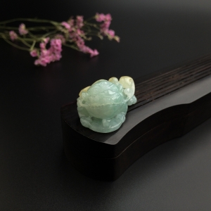 糯种浅绿翡翠金蟾吊坠