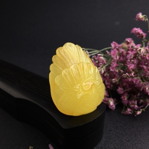 鸡油黄蜜蜡孔雀吊坠