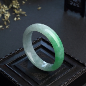 53#糯种飘绿翡翠手镯