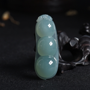 糯冰种淡绿翡翠福豆挂件