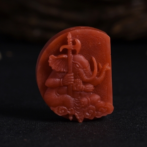 柿子红南红象神吊坠