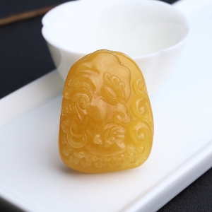 满蜜鸡油红蜜蜡达摩吊坠