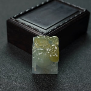 糯冰种俏色翡翠三足金蟾吊坠