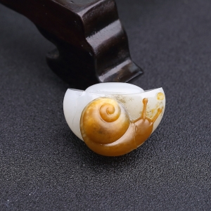 俏色籽料和田白玉蜗牛吊坠