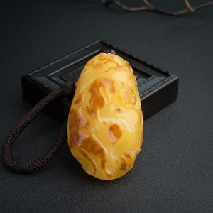 带皮褐黄蜜蜡老虎手把件