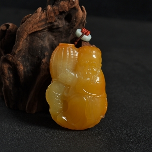 山料浅黄黄龙玉年年有余手把件