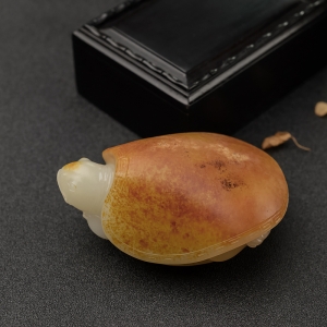 新疆俏色和田玉籽料乌龟手把件