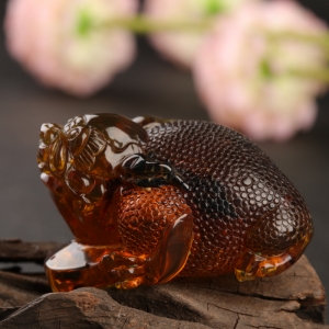 黄茶珀招财进宝吊坠