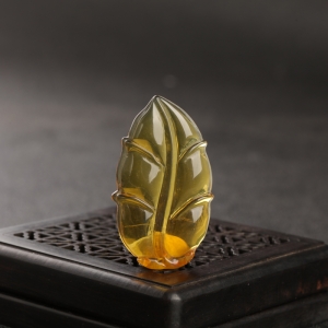 金珀金枝玉叶吊坠