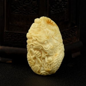 浅黄白蜜辰龙手把件