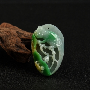 豆种俏色翡翠英明神武吊坠