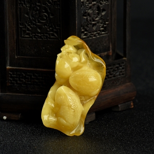 鸡油黄蜜蜡招财进宝吊坠