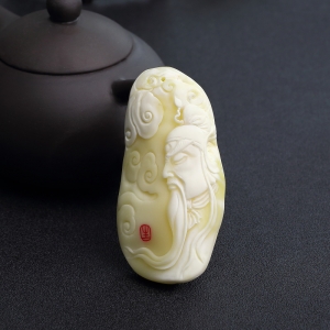 带皮象牙白白蜜关公吊坠