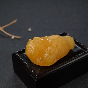 鸡油黄蜜蜡三足金蟾吊坠