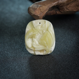 浅黄蜜蜡莲花吊坠