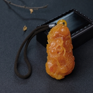鸡油黄蜜蜡龙手把件