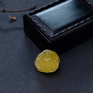 鸡油黄蜜蜡花吊坠