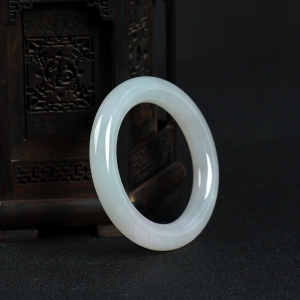55.5mm糯种俏色翡翠圆镯
