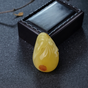 带皮鸡油黄蜜蜡钱袋吊坠