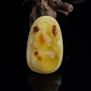 带皮俏色蜜蜡葫芦吊坠