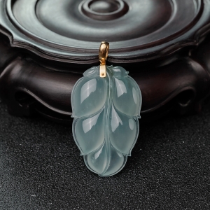 冰种晴水翡翠叶子吊坠