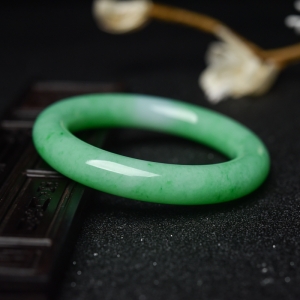 57mm糯种翠色翡翠圆镯