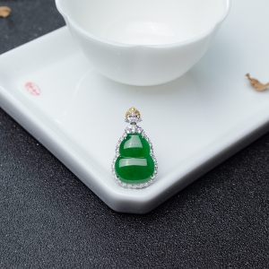 18K金镶钻糯冰种翠色翡翠葫芦吊坠