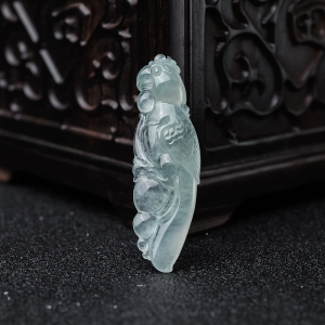 冰种浅绿翡翠鹦鹉吊坠